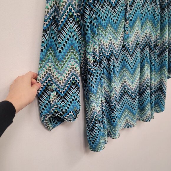 Cocomo Womens Liquid Knit Geometric Top Size 3X Blue Roll Tab Sleeve Y Neck - Picture 2 of 8